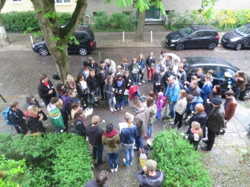 Schülerinnen und Schüler bei der Verlegung