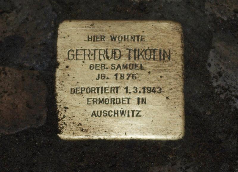 Stolperstein für Gertrud Tikotin in der Sanderstraße 28. Foto: Simon