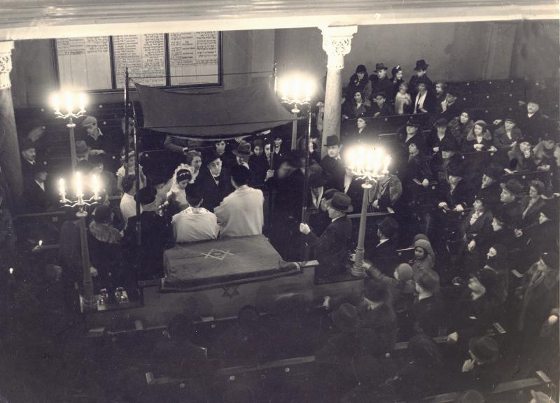 Fotografie der Hochzeit von Menasche Steinhardt und Edith in Berlin, 1935.