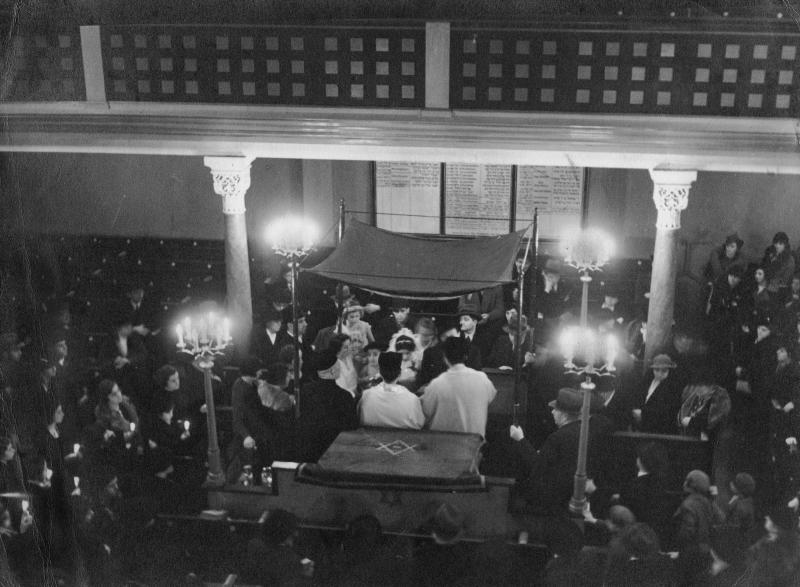 Fotografie der Hochzeit von Menasche Steinhardt und Edith in Berlin, 1935.