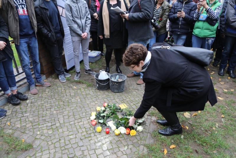 Bei der Verlegung (Foto: Projekt Stolpersteine)