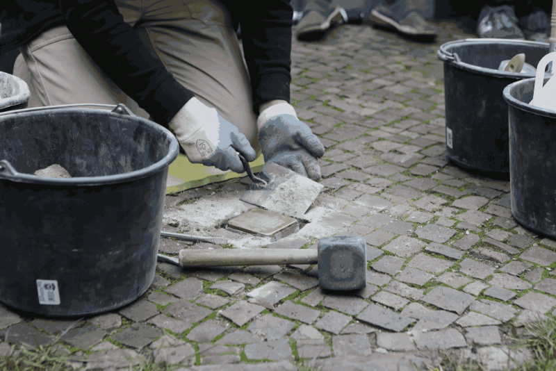 Bei der Verlegung (Foto: Projekt Stolpersteine)