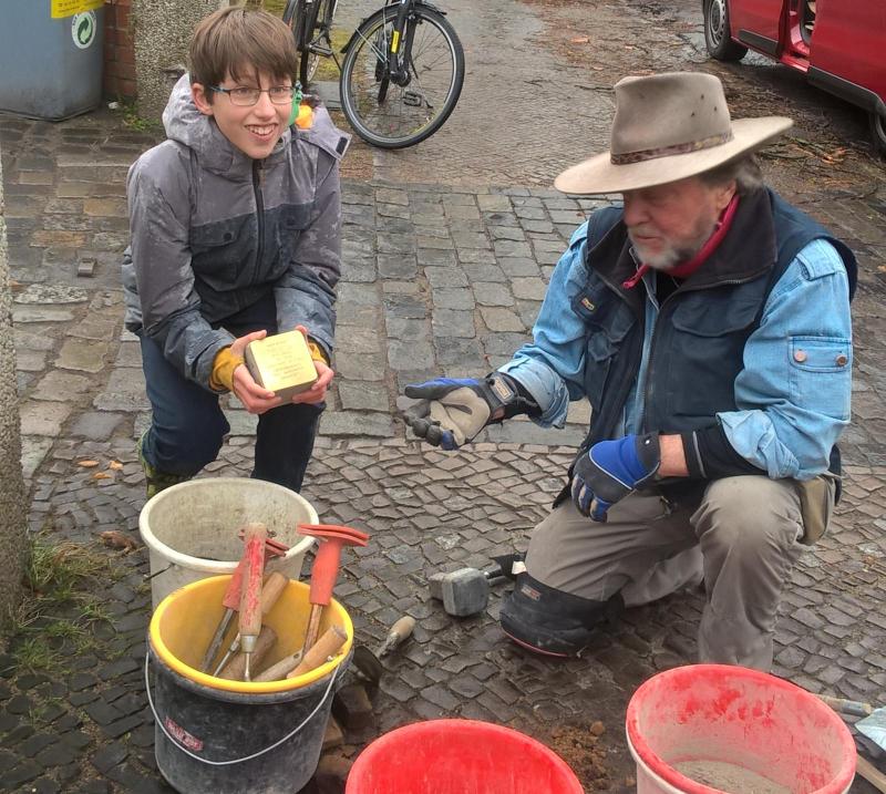 Die Verlegung des Steins mit Gunter Demnig (Projekt-Stolpersteine)