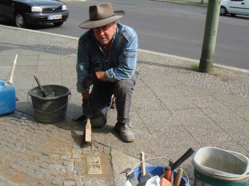 Verlegung der Stolpersteine Lesser und Alice Schoeps. Fotorechte: Koordinierungsstelle Stolpersteine Berlin.