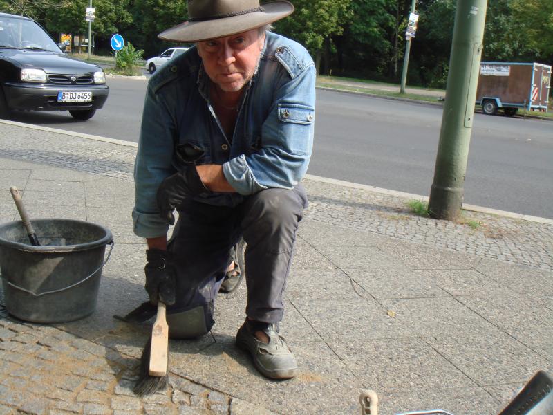 Verlegung der Stolpersteine Lesser und Alice Schoeps. Fotorechte: Koordinierungsstelle Stolpersteine Berlin.