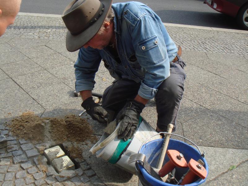 Verlegung der Stolpersteine Lesser und Alice Schoeps. Fotorechte: Koordinierungsstelle Stolpersteine Berlin.