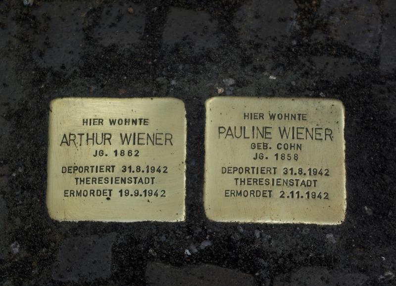 Stolpersteine in der Herrfurthstraße 5. Foto: Simon