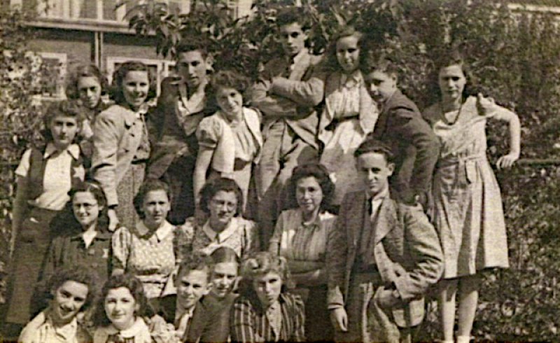 Luise Marta Renate Stenszewski, gen. Rena, in ihrer Klasse im Montessori-Lyceum Amsterdam. Bild: Archiv Am 29. März 1939 ist Egmont mit Judith bei der Familie ihrer gemeinsamen Tochter Ellen Mary in Amsterdam, Parnassusweg 34, 2.Stock, gemeldet. Hier wohnten sie alle offensichtlich 4 Jahre lang zusammen. Aus dieser Zeit ist ein Foto ihrer Enkelin „Rena“ erhalten, im Archiv des Montessori Lyceum, Amsterdam
