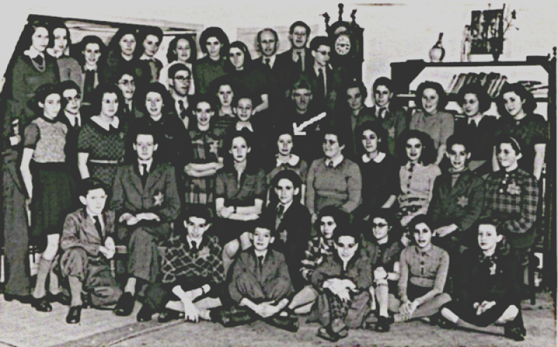  Alle Schüler der 1. bis 6. Klasse, Gründer/Präsident Emanuels und Lehrer für Kunstgeschichte.  Fotodokumente Renate Stenszewski: https://www.joodsamsterdam.nl/joods-montessori-lyceum