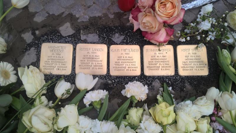 Stolpersteine vor dem "Haus Kinderschutz" (Bild: Projekt-Stolpersteine)