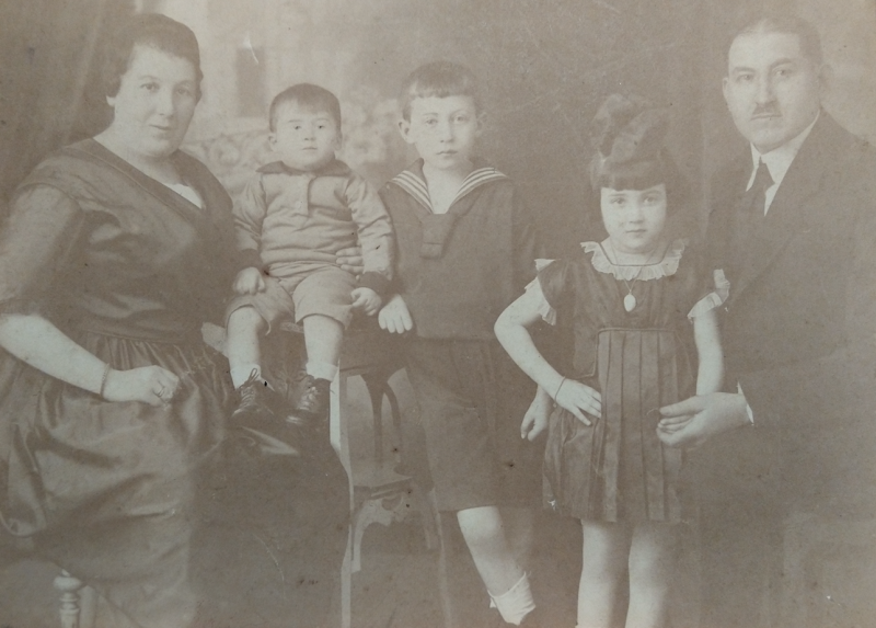 Lotte Wurmann mit ihren Eltern und Brüdern, ca. 1920 © Privatbesitz