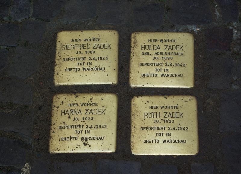 Stolpersteine für Siegfried, Hulda, Hanna und Ruth Zadekin der Schierker Straße 5. Foto: Simon