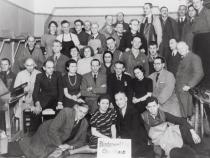 Belegschaft der Blindenwerkstatt Otto Weidt in der Rosenthaler Straße 39, Berlin, 1941. Ob Hans Arno Steinitz auf dem Bild ist, ist nicht sicher, da nicht alle Personen identifiziert   werden konnten. Foto: Gedenkstätte Deutscher Widerstand