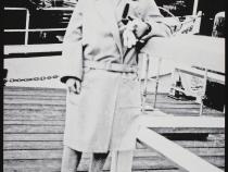 Eva Löwenberger (Lowen) geb. Engel auf einem Bootsanleger in Berlin-Grunewald, September 1928; Jüdisches Museum Berlin, Inv.-Nr. 2012/127/54, Schenkung von Janice Lowen Agee