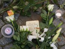 Stein mit Blumen und Kerzen