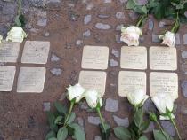 Stolpersteine vor dem Haus Kastanienallee 74. Foto © P. Gutsche