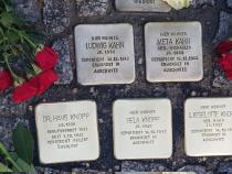 Das Foto zeigt drei Stolpersteine für die Fam. Knopp, sowie zwei ältere des Ehepaares Kahn mit Blumen von der Verlegung.