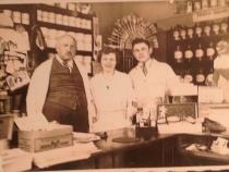 Leo Cohn mit Rosette und deren Bruder Leopold in seiner Drogerie © Familienbesitz