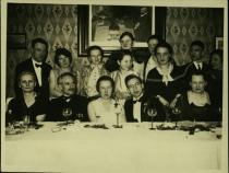 Hochzeit von Gertrud geb. Sonnenstuhl und Alfons Gerson, rechts im Bild Margarete Gerson, Dezember 1928 (Familienbesitz)