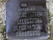Stolperstein zum Schicksal der Bewohner Solinger Str. 10.