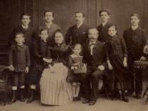 Familie Baswitz: Margarethe Baswitz (verh. Weisstein) ist das Mädchen links, das Mädchen in der Mitte ist Gertrude Baswitz (verh. Stern), das Mädchen rechts Elsbeth Baswitz (verh. Gottgetreu). Fotorechte: Familienbesitz