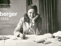 Plakat zur Verlegung. Gestaltung Alexandra Matz. Otti Berger an ihrem Arbeitstisch (Aufnahme ca. 1930-1932). Inv.nr. 199623.26. © Bauhaus-Archiv Berlin