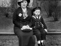 Alice Rönnekamp mit ihrem Adoptivsohn Horst, 1931