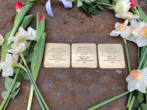 Die drei Stolpersteine für die Familie Kohn/ Buggestraße 21, Foto: Klehmet