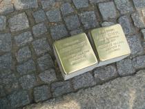 Verlegung der Stolpersteine Lesser und Alice Schoeps. Fotorechte: Koordinierungsstelle Stolpersteine Berlin.