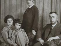 Rechts sitzt Reinhold, Hanna steht in der Mitte, die Töchter Rita und Ilse Ruth stehen links. Foto in Schwarz-weiß um 1930.