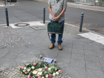 Der Enkel Ralph Salinger bei der Gedenkveranstaltung