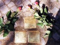 Stolpersteine für Rolf Brandt, Oskar und Anna Kaufmann.
