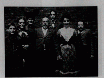 Fotografie von Georg Samolewitz ( rechts im Bild) und seine Frau Rosalie, in der Mitte Moritz Samolewitz, rechts daneben seiner Frau Rahel. Bildrechte: Mit freundlicher Genehmigung des Leo Baeck Institute, New York.