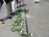 Verlegung der Stolpersteine vor der Humboldt-Universität Berlin, Unter den Linden 6. Fotorechte: Koordinierungsstelle Stolpersteine Berlin.