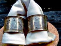 Erinnerungsstücke an Lisbeth und Edith Saul, Serviettenringe mit den Initialen LS und ES (Foto: Stephan Ebers)