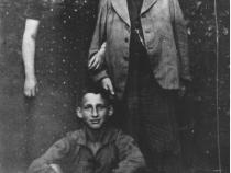 Fotografie vom Ehepaar Aronstein und Sohn Hans.