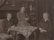 Erich und Erwin Gutkind mit ihrer Mutter Elise, um einen Tisch im Wohnzimmer versammelt