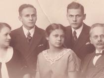 Familie Heymann Bild: Privatarchiv M.B Heymann Charlotte war Medizintechnikerin und arbeitete später als Kindergärtnerin. Sie war unverheiratet und kümmerte sich nach dem Tod ihrer Mutter (Juni 1940) auch um ihren Vater. Nach dessen Tod (Mai 1943) lehnte sie die Möglichkeit in die Schweiz zu fliehen ab, weil sie bei den Kindern bleiben und mit ihnen das Schicksal der sicheren Deportation teilen wollte.