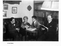 In the library © Familienbesitz