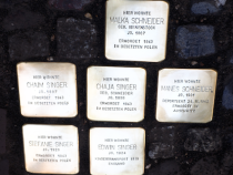 Stolpersteine für die Familie von Manes Schneider (© Bernd Surk)