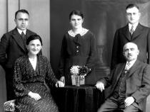 Familie Reis 1936. Von links: Leopold Reis, davor seine Mutter Babette Reis, die Geschwister Jeanette und Isak Reis und vorn sitzend der Vater Mendel Reis. Copyright: R. Schuhmann, Fechenbach (1936), Repro: Hofmann (2010), mit freundlicher Genehmigung von Prof. Dr. Maier, Schriesheim