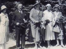 Familie Siegmann bei der Rostocker Dahlienschau 1931. Von links: Margarete, Richard, Cecilie zu Mecklenburg (ehemalige Kronprinzessin), Melanie und Hedwig. Bild: Aus: Jan-Peter Schulze: Richard Siegmann ... aber wir waren Deutsche. Rostock 2011. S. 113