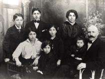 Fotografie der Familie Fichtmann (von links, hintere Reihe: die Söhne Hugo und Max Fichtmann sowie die Mutter Clara Fichtman; davor die Töchter Minna in weißer Jacke,  Irene und vorn Edith. Ganz rechts Leo Fichtmann mit seiner Tochter Gerda auf dem Schoß). Fotorechte Gerda Lüth.