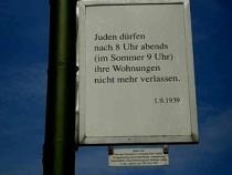 Foto einer Gedenktafel im Bayerischen Viertel. Bild: entnommen aus dem Gedenkbuch Katholische Schule Liebfrauen Wahlpflichtkurs Geschichte 2010/2011 (Hrsg.)