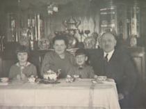 Die Familie Blitzer im Esszimmer ihrer Wohnung in der Kastanienalle 89 in Berlin. Quelle: VHA, © USC Shoah Foundation Institute