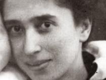 Foto Lina Wolf, geb. Feldmann, frontal, Kopf lehnt sich an erhobene Hand