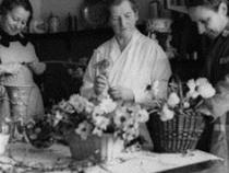 Franziska Bruck in ihrer Schule für Blumenkunst Bild: Richard A. Brook