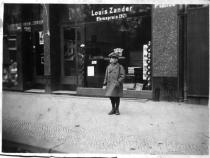 Fritz Zander vor dem Klaviergeschäft 1927, Foto: Caroline Beidelmann Zander