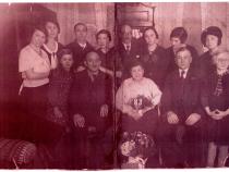 Luise (hintere Reihe, 3. v. r.) auf dem 83. Geburtstag ihrer Oma Frieda Behrendt, geb. Tau am 24. Nov. 1937