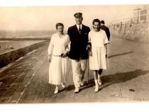 Gertrud Teppich mit Ehemann Richard und Tochter Ilse, 1923